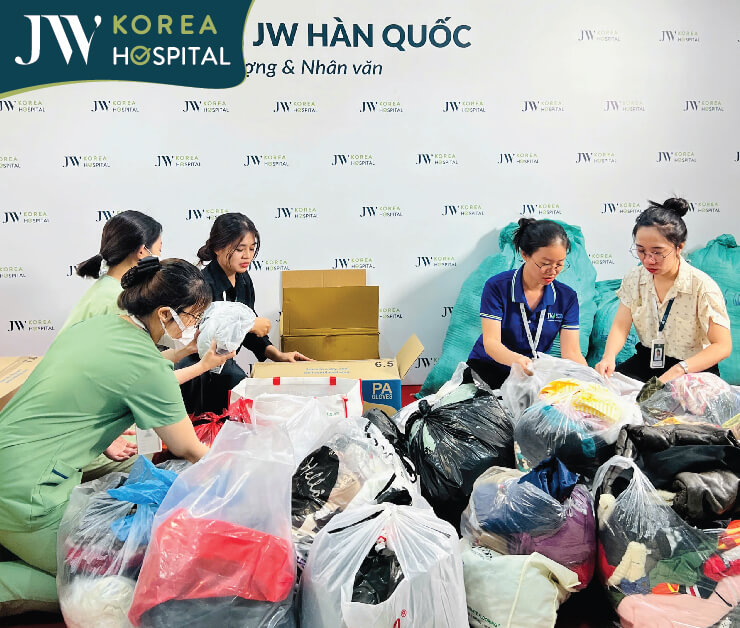 Nhân viên Bệnh viện JW tất bật phân loại quần áo để đóng gói vận chuyển đến Phú Yên