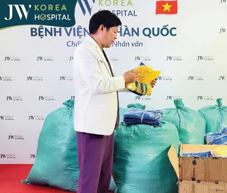 Bác sĩ Tú Dung cẩn thận chuẩn bị từng bộ quần áo để gửi đến bà con Phú Yên