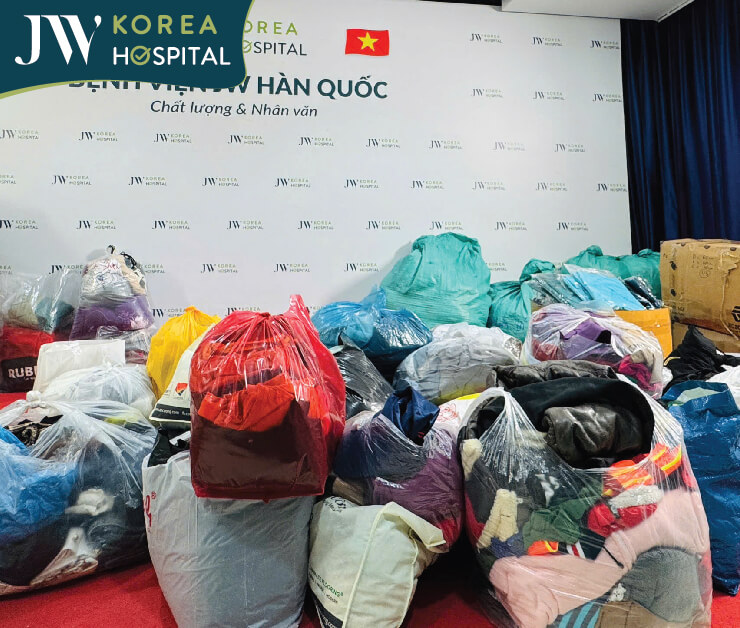 Hàng trăm bộ quần áo được tập kết tại lầu 7 bệnh viện JW