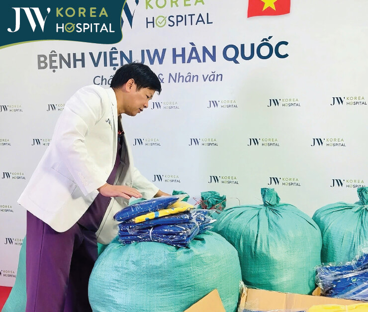 Bác sĩ Tú Dung quyên góp quần áo cho người dân miền Trung