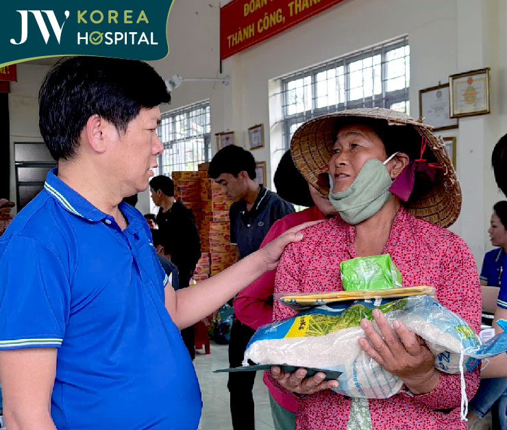 người dân hạnh phúc khi nhận được quà hỗ trợ từ Bệnh viện JW
