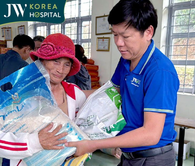 Bác sĩ Tú Dung tận tay trao quà cho bà con Phú Yên