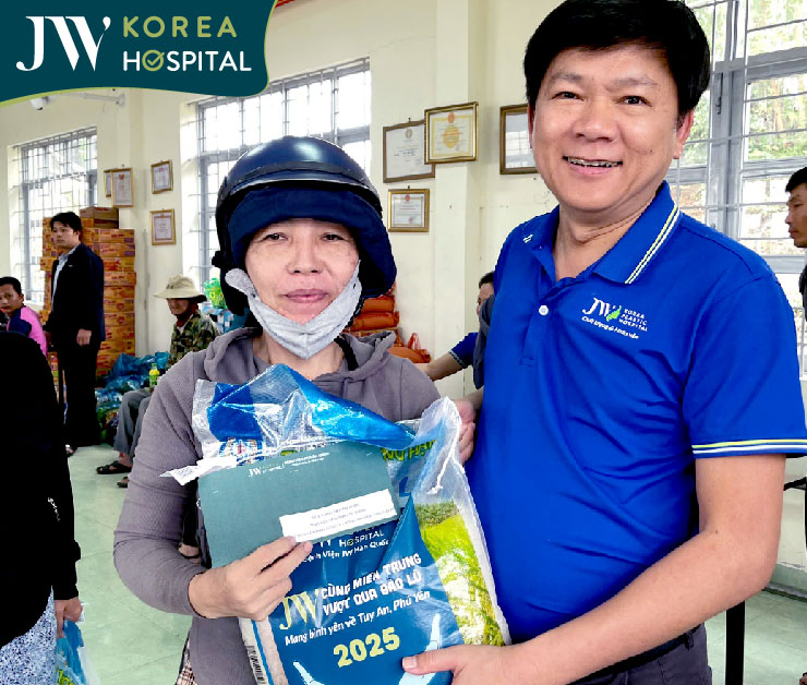Bà con hạnh phúc khi nhận được quà hỗ trợ từ bệnh viện JW và bác sĩ Tú Dung