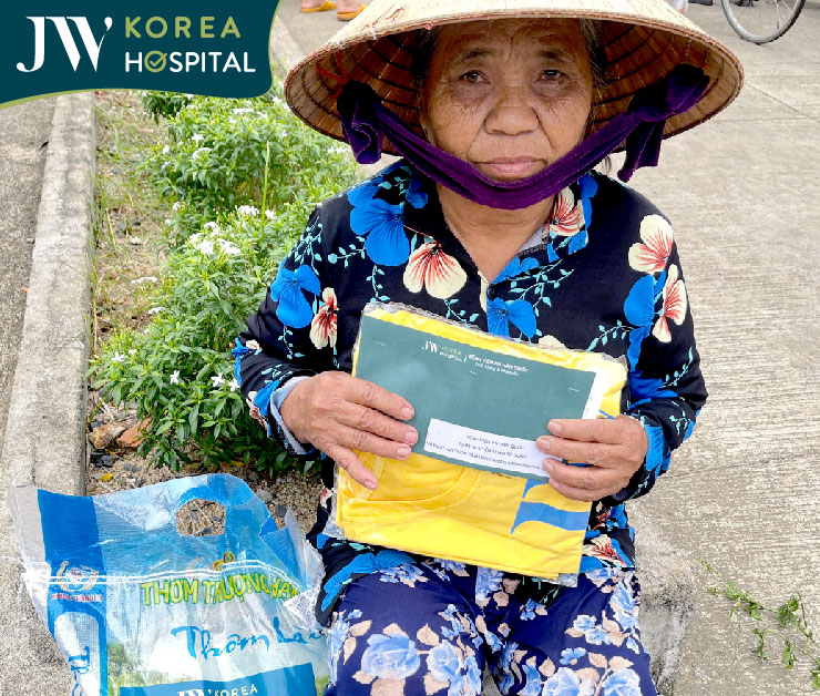 Hình ảnh xúc động của người dân khi nhận quà hỗ trợ từ bệnh viện JW và bác sĩ Tú Dung