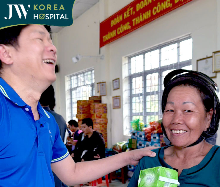 Bác sĩ Tú Dung hỏi thăm và lắng nghe câu chuyện chia sẻ từ bà con sau lũ