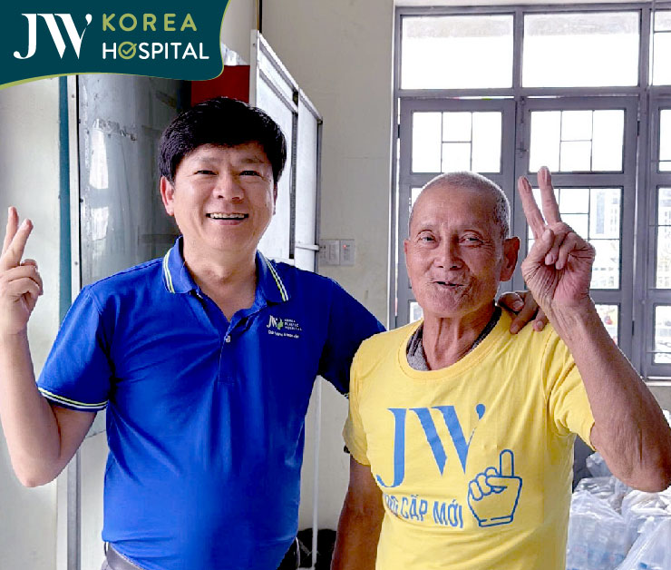 Hình ảnh cực xúc động được chụp của bác sĩ Tú Dung và người dân Phú Yên sau lũ