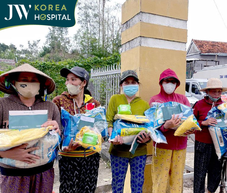 Hình ảnh bà con Phú Yên nhận quà hỗ trợ từ Bệnh viện JW và bác sĩ Tú Dung