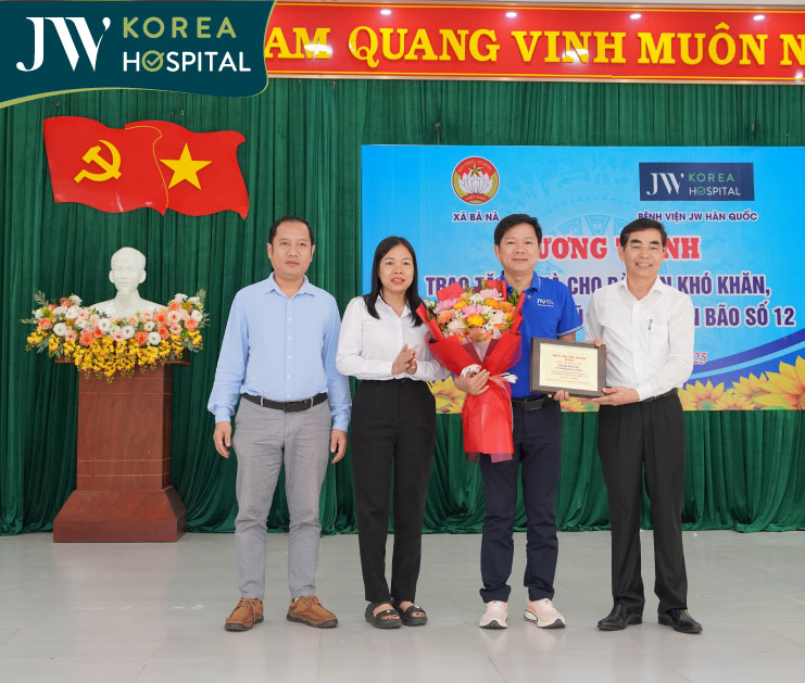 bác sĩ Tú Dung chụp ảnh lưu niệm cùng ban lãnh đạo xã bà nà