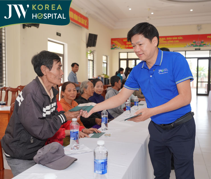 Người dân miền Trung vui mừng nhận quà hỗ trợ từ bác sĩ Tú Dung 