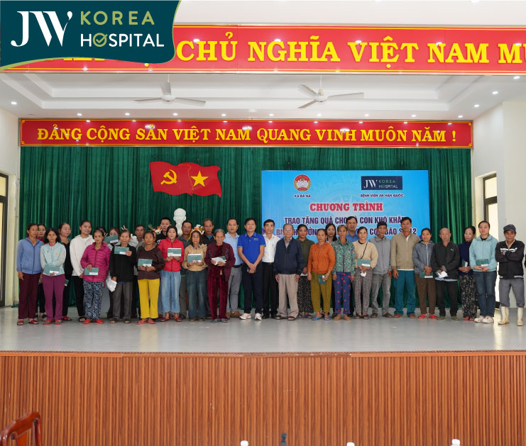 Chụp lưu niệm cùng người dân xã Bà Nà 