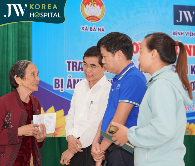 Bà con hạnh phúc nhận quà hỗ trợ từ bác sĩ Tú Dung 