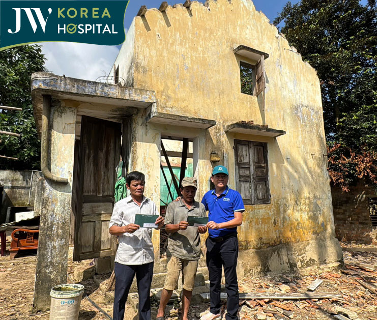 Bác sĩ Tú Dung trao quà cho nhà dân gặp thiệt hại nặng sau bão