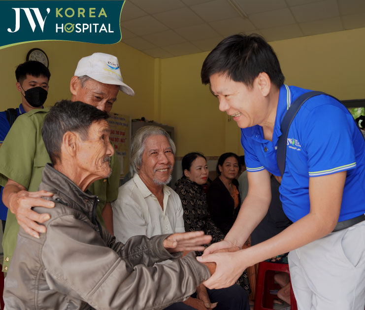 Bác sĩ Tú Dung ân cần hỏi thăm sức khỏe bà con sau bão