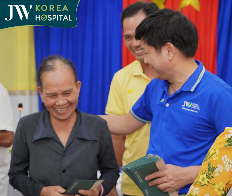 Ai cũng vui mừng nhận quà hỗ trợ từ bác sĩ Tú Dung 