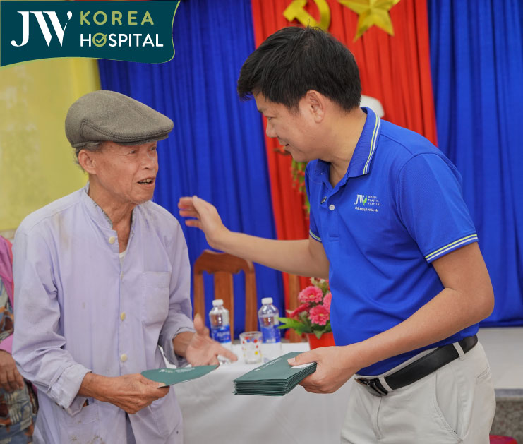 Bác sĩ Tú Dung ân cần hỏi han người dân miền Trung sau bão