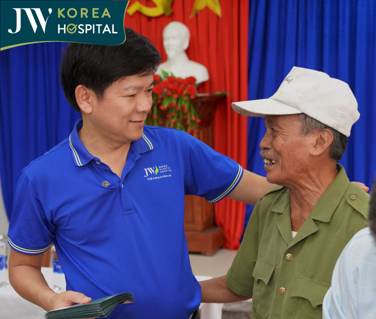 Bác sĩ Tú Dung vui vẻ giao lưu với bà con xã bà nà