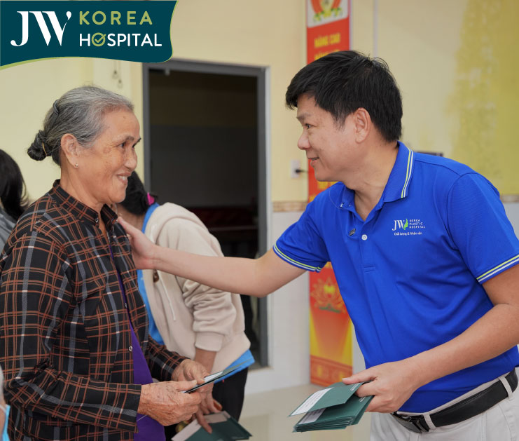 Hình ảnh vui vẻ của người dân bà con sau khi nhận được hỗ trợ sau bão