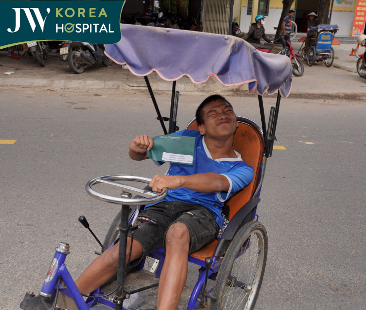 Hình ảnh người dân cười hạnh phúc sau khi nhận được hỗ trợ từ bác sĩ Tú Dung và bệnh viện JW 