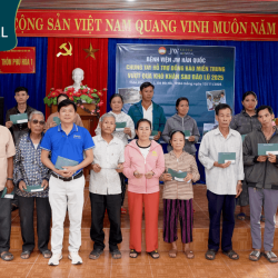 Bác sĩ Tú Dung trực tiếp trao 116 phần quà đến bà con Thôn Phú Hòa 1 – Đà Nẵng sau bão lũ