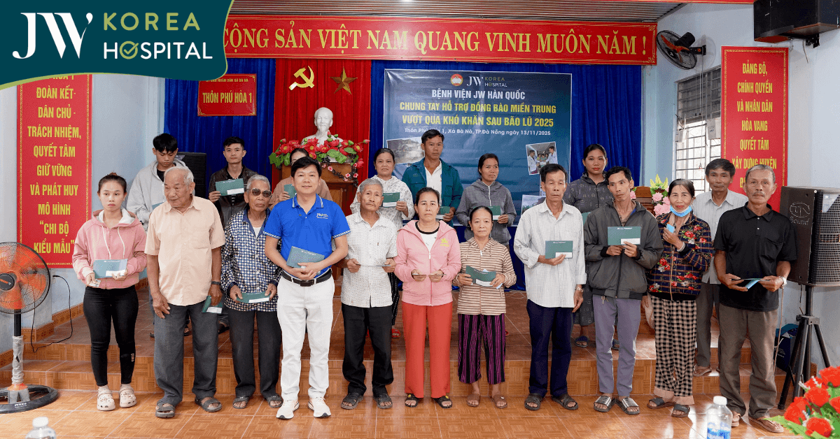 Bác sĩ Tú Dung trực tiếp trao quà cho bà con Thôn Phú Hòa Đà Nẵng