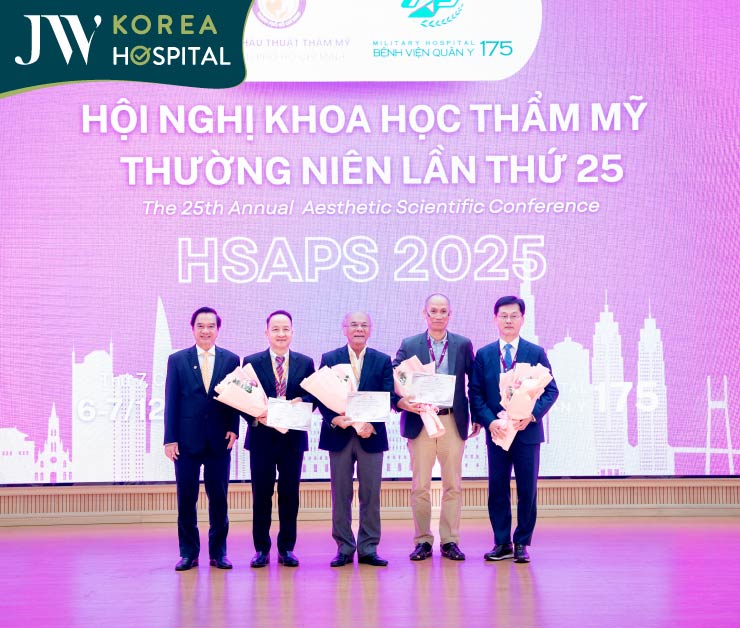 bác sĩ Man Koon Suh chụp ảnh lưu niệm cùng các chuyên gia khác tại Hội nghị HSAPS 2025