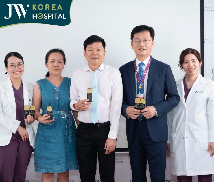 bác sĩ JW chụp hình cùng giám đốc JW toàn cầu Man Koon Suh