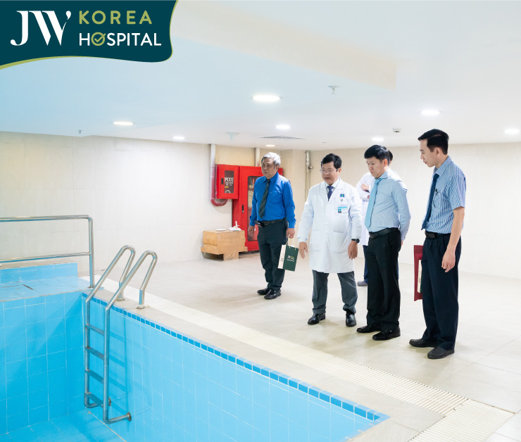 bác sĩ bệnh viện JW và bệnh viện Ung bướu tham quan hồ bơi
