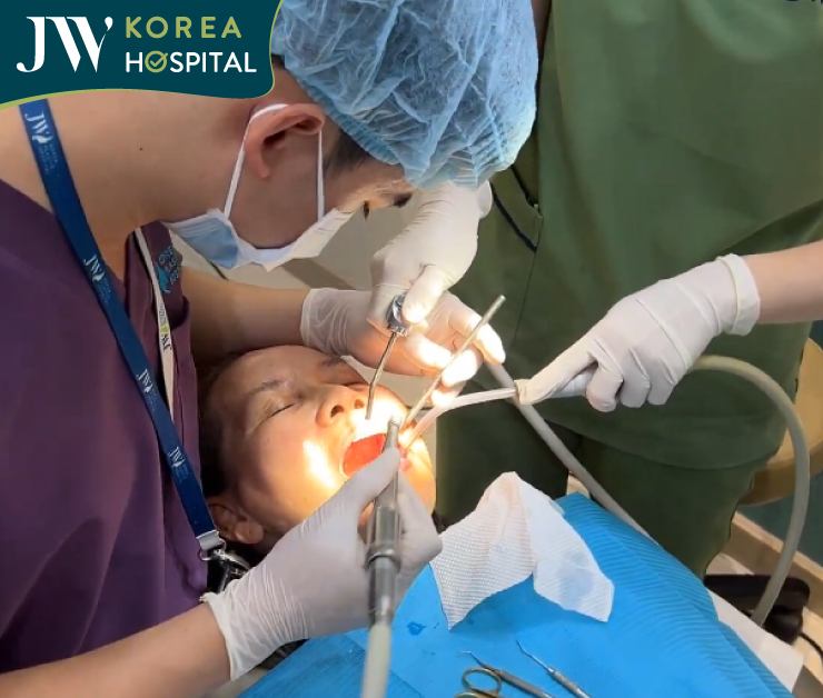 bác sĩ chuyên khoa răng hàm mặt có chứng chỉ hành nghề trực tiếp thăm khám và thực hiện trồng răng Implant cho khách hàng tại Bệnh viện JW