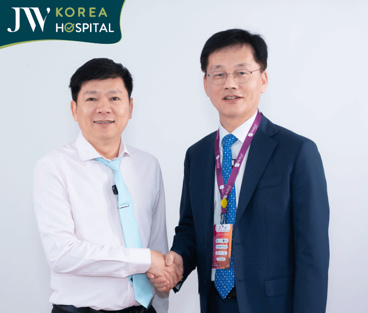 Bác sĩ Tú Dung chụp hình cùng người thầy Man Koon Suh