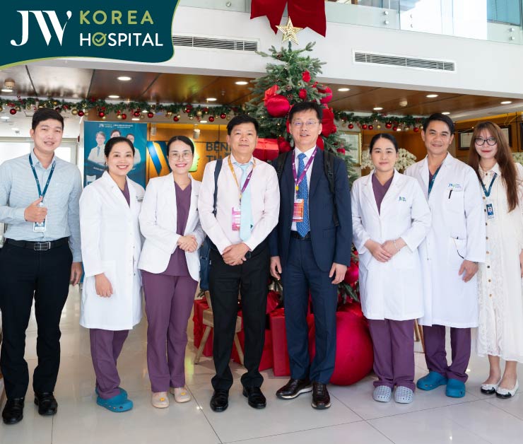 bác sĩ Man Koon Suh trở về Việt Nam ghé thăm bác sĩ Bệnh viện JW