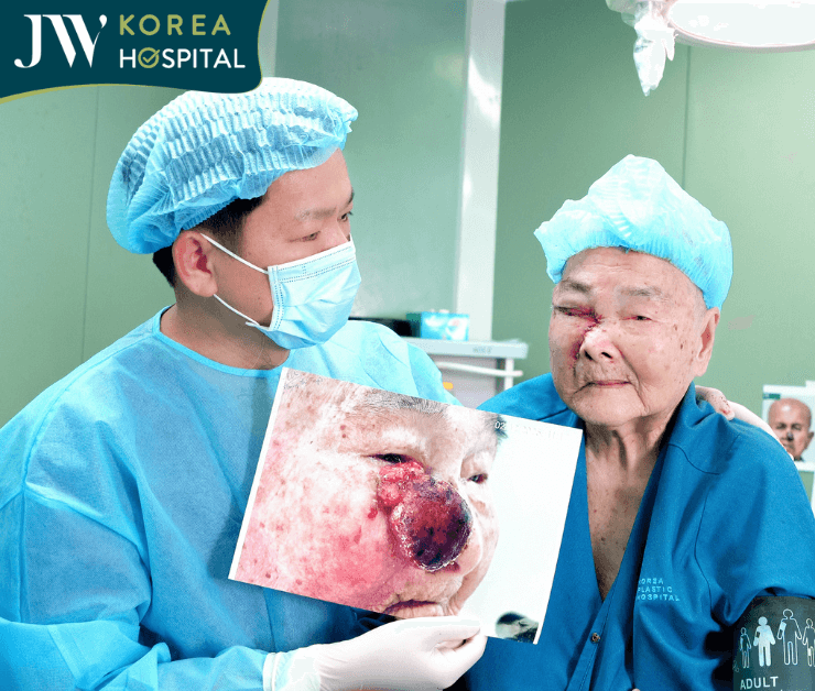 Bác sĩ Tú Dung và ê-kíp bác sĩ JW vui mừng sau ca phẫu thuật thành công cắt bỏ u cho cụ bà 93 tuổi