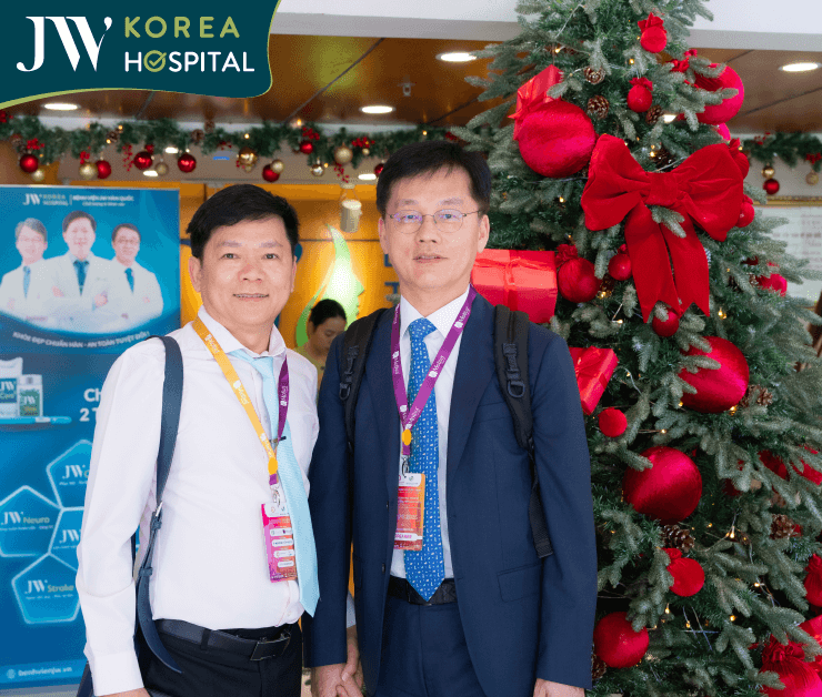 Bác sĩ Tú Dung chụp ảnh kỉ niệm cùng bác sĩ Man Koon Suh