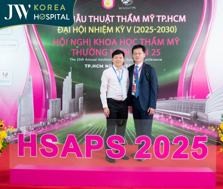 bác sĩ Tú Dung chụp hình cùng bác sĩ Man Koon Suh nhân dịp gặp nhau tại Hội nghị HSAPS 2025