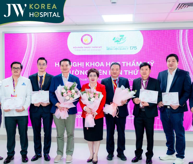 bác sĩ Tú Dung chụp hình lưu niệm cùng các chuyên gia hàng đầu thế giới có mặt tại Hội nghị HSAPS 2025