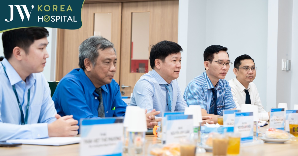 Bác siz Tú Dung cùng đoàn bác sĩ JW có mặt tại Bệnh viện Ung bướu TP.HCM cho buổi hợp tác liên viện