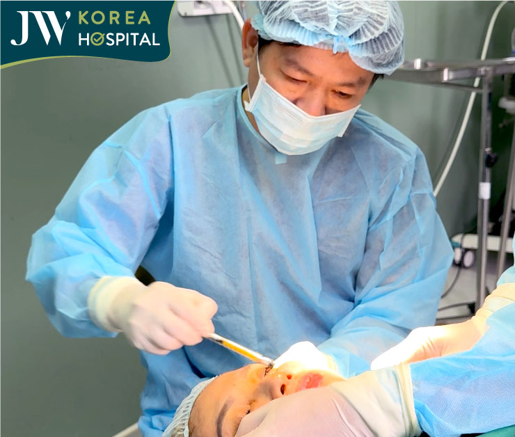 Bác sĩ Tú Dung thực hiện độn thái dương cho khách hàng