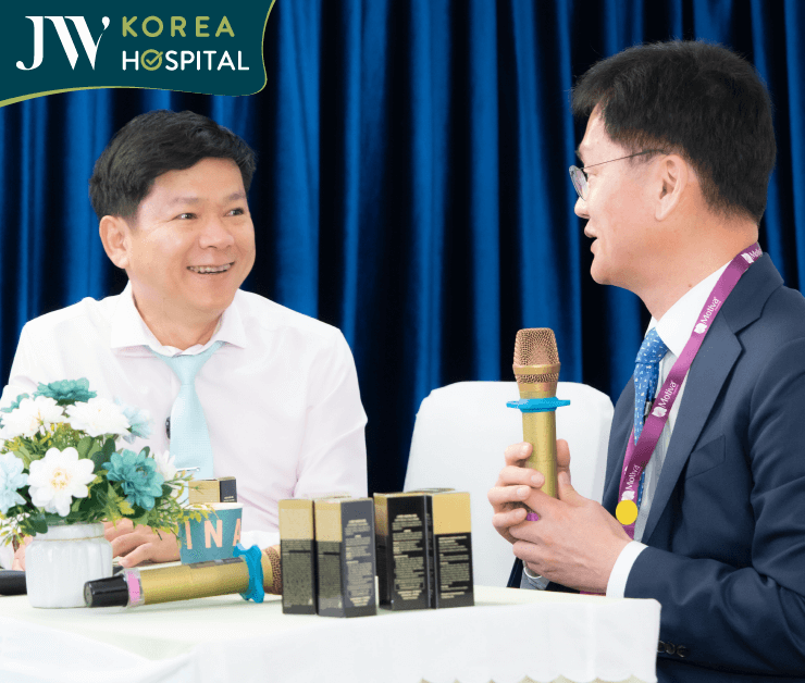 Bác sĩ Tú Dung bên Giám đốc JW toàn cầu Man Koon Suh