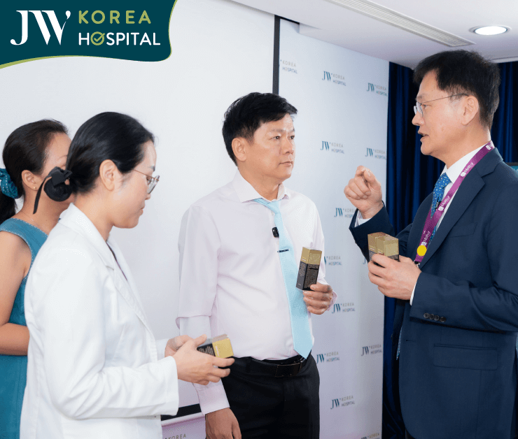 Đội ngũ bác sĩ bệnh viện JW không ngừng học hỏi trong buổi chia sẻ về Exosome của bác sĩ Man Koon Suh