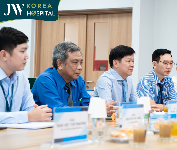 Bác sĩ Tú Dung và đội ngũ bác sĩ JW có mặt tại buổi hợp tác với bệnh viện Ung bướu TP.HCM