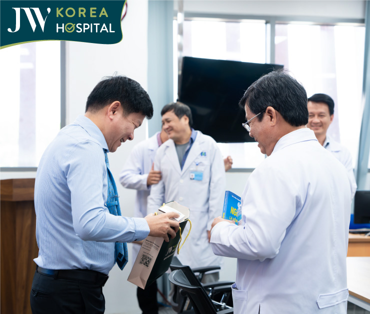 buổi gặp mặt giữa bác sĩ JW và bác sĩ bệnh viện Ung bướu diễn ra tốt đẹp