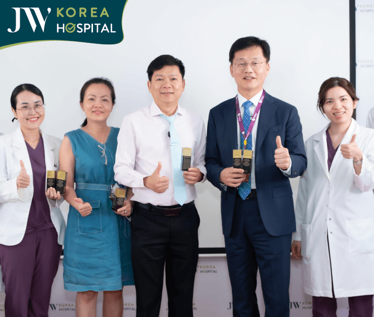 Bác sĩ Man Koon Suh chụp ảnh kỉ niệm với đội ngũ bác sĩ JW