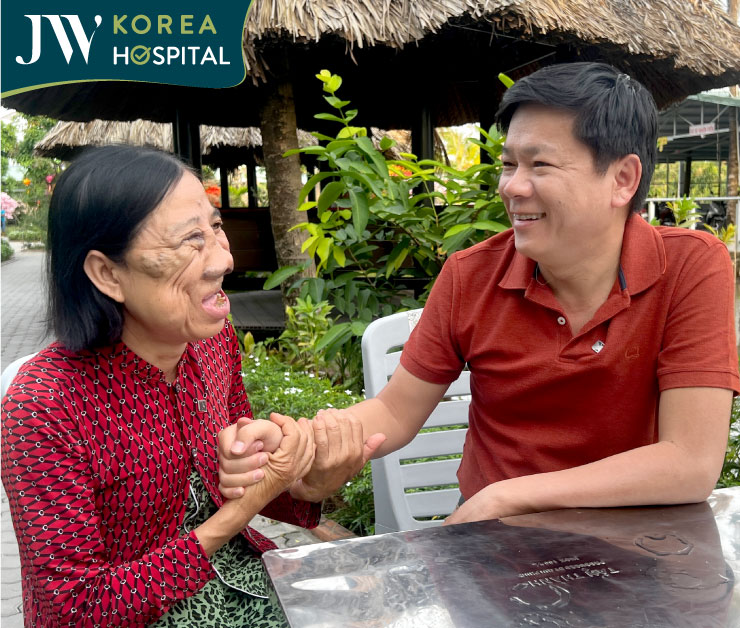 Bác sĩ Tú Dung quyết định phẫu thuật miễn phí cho cô Màng thoát khỏi khối u trên mặt