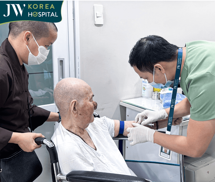 cụ bà mang khối U máu tiến hành xét nghiệm