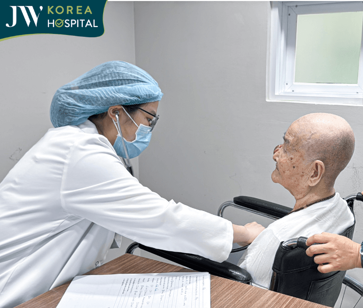 Cụ bà mang khối u máu tiến hành xét nghiệm khám tổng quát trước khi phẫu thuật