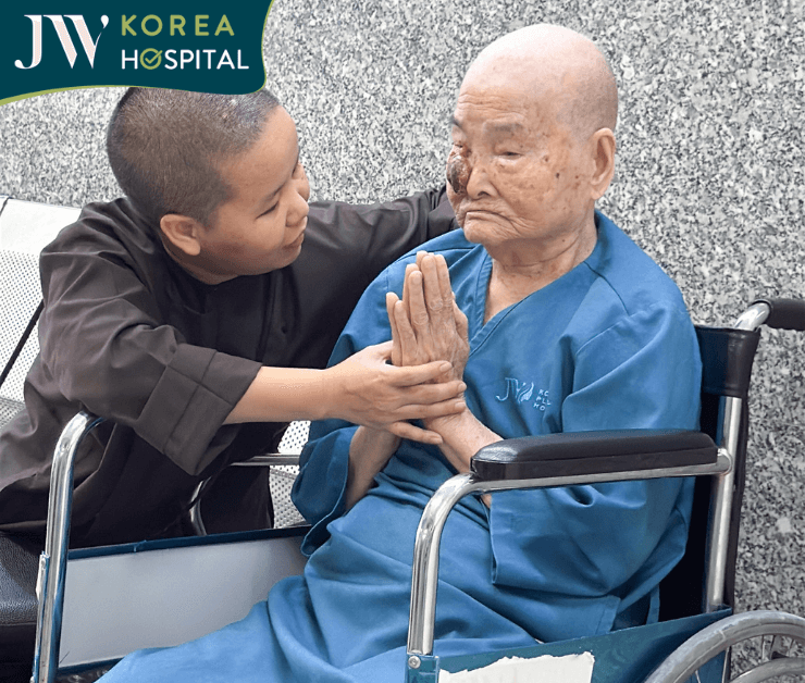 cụ bà lo lắng trước khi vào phòng phẫu thuật