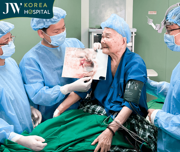 ekip JW vui mừng khi ca phẫu thuật an toàn thành công