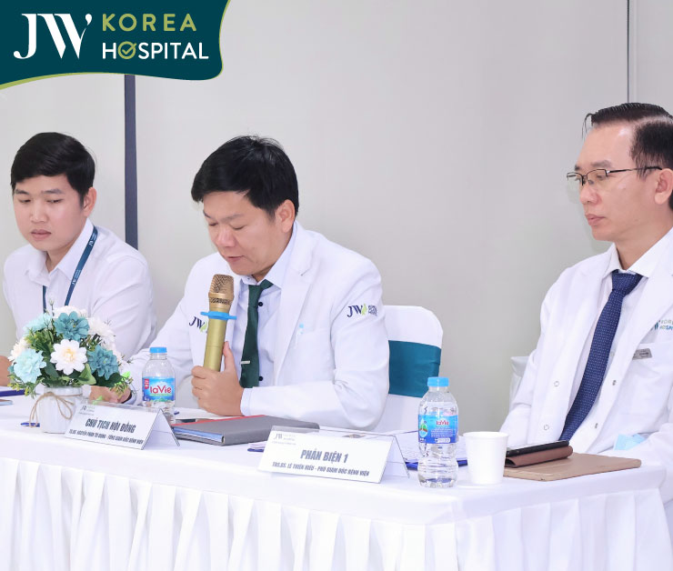 Bác sĩ Tú Dung đánh giá các đề tài báo cáo dựa trên nhiều yếu tố cốt lõi khách quan