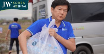 Chuyến xe thiện nguyện của Bệnh viện JW mang hơi ấm từ Sài Gòn về Phú Yên sau lũ