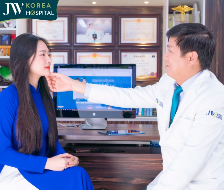 Khách hàng sẽ được bác sĩ trực tiếp thăm khám và đưa ra phác đồ điều trị riêng phù hợp với tình trạng 