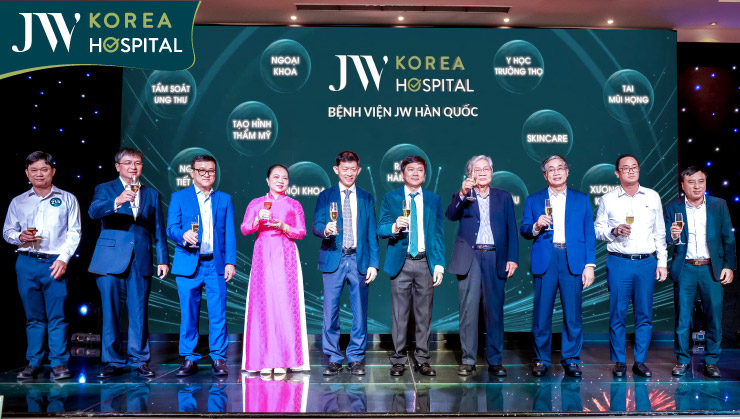 Bác sĩ Tú Dung cùng các khách mời đại biểu nâng ly chúc mừng bệnh viện JW chuyển đổi sang mô hình đa khoa sau 15 hình thành và phát triển 